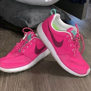 Women’s Nike roshe run tennis shoes